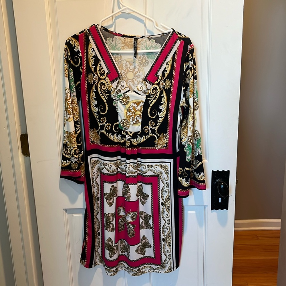 Medium white mark dress with v neck and 3/4 sleeves.